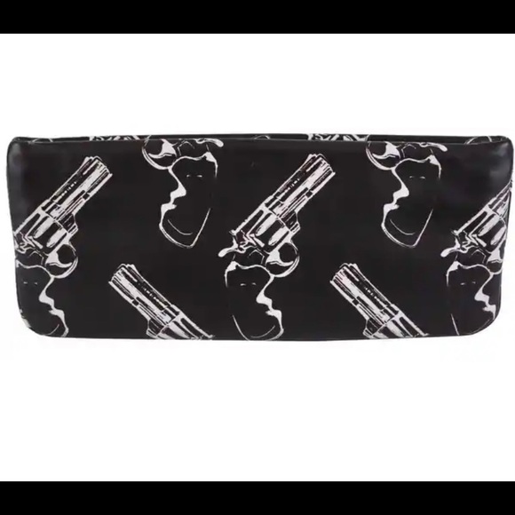 💋NWT! Iconic “Saint Laurent Paris" Gun Print Clutch!! - Picture 5 of 5